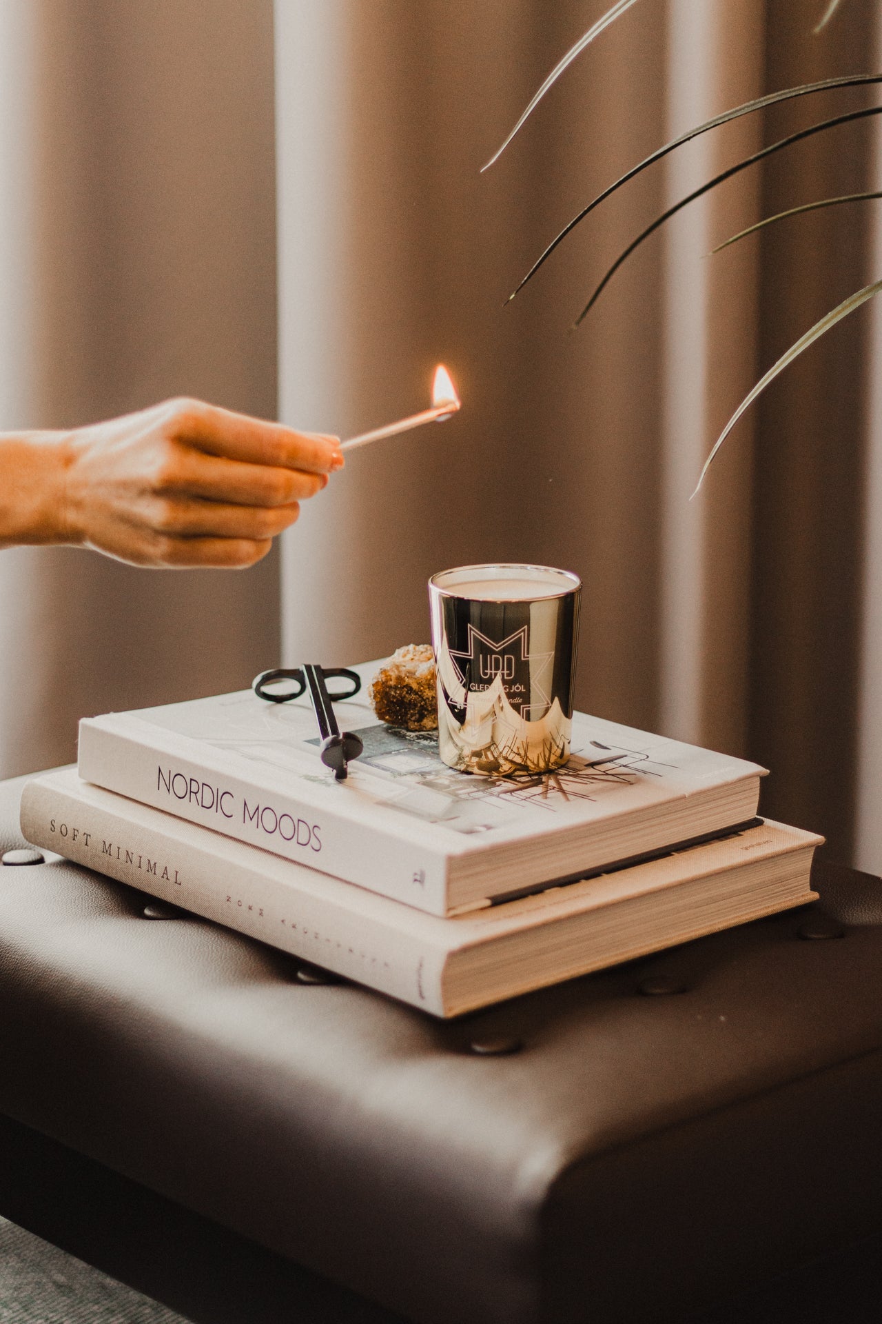 Enjoy the spirit of the season with aroma of maritime pine, fig wood, caramel, santal wood, cinnamon, davana, Moroccan cedar, raspberry and patchouli. Happy Holidays! 