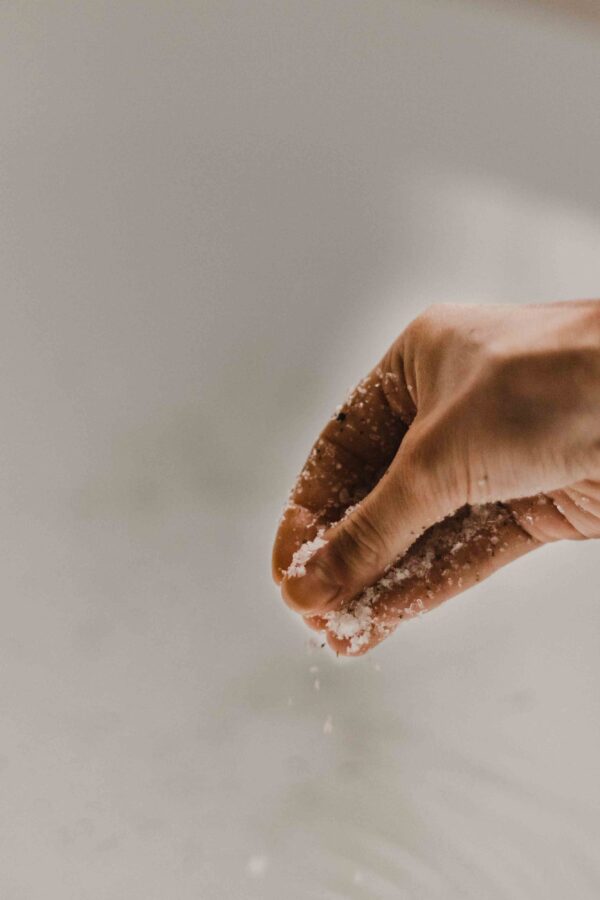 Magnesium-rich Icelandic bath salt with kelp, wild botanicals, and citrus essential oils in a 1 kg jar.