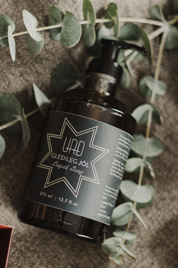 GLEÐILEG JÓL Christmas liquid soap with natural oils and a festive scent of pine, fig wood, caramel, and warm spices.